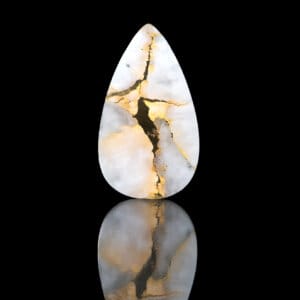 Teardrop shape gold in quartz